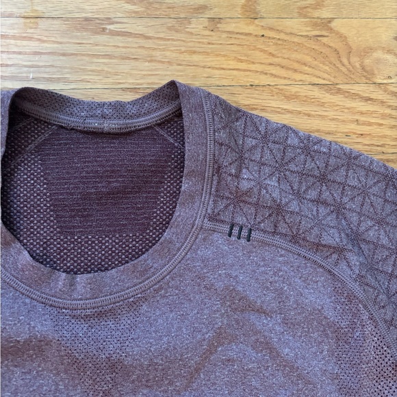 Maroon lululemon long sleeve. Men’s small - Picture 3 of 3